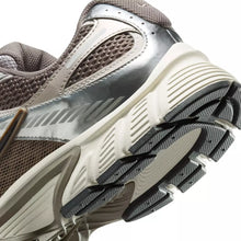 Lade das Bild in den Galerie-Viewer, NIKE V5 RNR