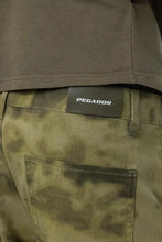 Lade das Bild in den Galerie-Viewer, PEGADOR HARMON WIDE CARGO PANTS MUD CAMOUFLAGE