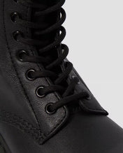 Lade das Bild in den Galerie-Viewer, DR. MARTENS 1460 PASCAL VIRGINIA MONO