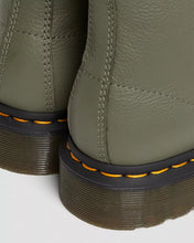 Lade das Bild in den Galerie-Viewer, DR. MARTENS 1460 PASCAL VIRGINIA KHAKI GREEN