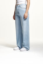 Load image into Gallery viewer, 2Y STUDIOS NAYA BASIC JEANS ICE BLUE