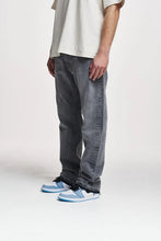 Lade das Bild in den Galerie-Viewer, 2Y STUDIOS ARUN OPEN HEM STRAIGHT JEANS GREY GREY Bild 1