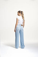 Lade das Bild in den Galerie-Viewer, 2Y STUDIOS NAYA BASIC JEANS ICE BLUE ICE BLUE Bild 3