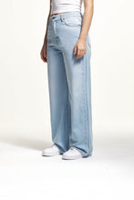 Lade das Bild in den Galerie-Viewer, 2Y STUDIOS NAYA BASIC JEANS ICE BLUE ICE BLUE Bild 5