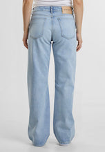 Lade das Bild in den Galerie-Viewer, 2Y STUDIOS TEYA LOW WAIST BASIC JEANS LIGHT BLUE LIGHT BLUE Bild 5