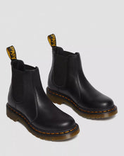 Lade das Bild in den Galerie-Viewer, DR MARTENS 2976 BLACK VIRGINIA