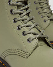 Lade das Bild in den Galerie-Viewer, DR. MARTENS 1460 PASCAL VIRGINIA MUTED OLIVE