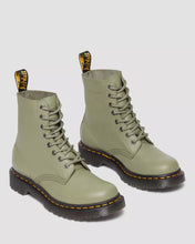 Lade das Bild in den Galerie-Viewer, DR. MARTENS 1460 PASCAL VIRGINIA MUTED OLIVE