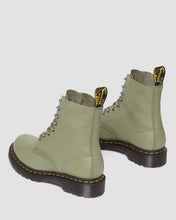 Lade das Bild in den Galerie-Viewer, DR. MARTENS 1460 PASCAL VIRGINIA MUTED OLIVE