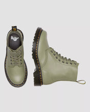 Lade das Bild in den Galerie-Viewer, DR. MARTENS 1460 PASCAL VIRGINIA MUTED OLIVE