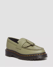 Lade das Bild in den Galerie-Viewer, DR. MARTENS ADRIAN VIRGINIA TASSEL LOAFER MUTED OLIVE