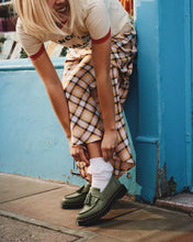 Lade das Bild in den Galerie-Viewer, DR. MARTENS ADRIAN VIRGINIA TASSEL LOAFER MUTED OLIVE
