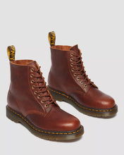 Lade das Bild in den Galerie-Viewer, DR. MARTENS 1460 PASCAL AMBASSADOR CASHEW