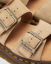 Lade das Bild in den Galerie-Viewer, DR. MARTENS JOSEF BUCKLE SLIDE SAVANNAH TAN BRONX