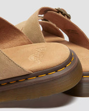 Lade das Bild in den Galerie-Viewer, DR. MARTENS JOSEF BUCKLE SLIDE SAVANNAH TAN BRONX