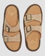 Lade das Bild in den Galerie-Viewer, DR. MARTENS JOSEF BUCKLE SLIDE SAVANNAH TAN BRONX
