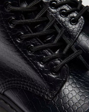 Lade das Bild in den Galerie-Viewer, DR. MARTENS 1460 CROC EMBOSS