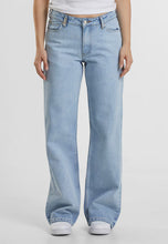 Load image into Gallery viewer, 2Y STUDIOS TEYA LOW WAIST BASIC JEANS LIGHT BLUE