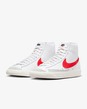 Lade das Bild in den Galerie-Viewer, NIKE BLAZER MID '77