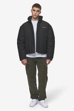 Lade das Bild in den Galerie-Viewer, PEGADOR LAVOY CROPPED BOXY PUFFER JACKET BLACK