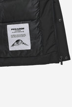Lade das Bild in den Galerie-Viewer, PEGADOR LAVOY CROPPED BOXY PUFFER JACKET BLACK