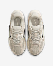 Lade das Bild in den Galerie-Viewer, NIKE V5 RNR