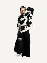 Lade das Bild in den Galerie-Viewer, ANOTHER COTTON LAB ANOTHER COW KNIT SWEATER WHITE Bild 4