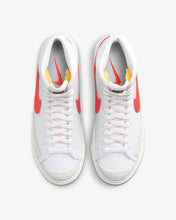 Lade das Bild in den Galerie-Viewer, NIKE BLAZER MID '77