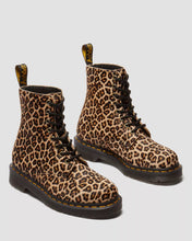 Lade das Bild in den Galerie-Viewer, DR. MARTENS 1460 PASCAL LIGHT TAN MINI LEO LIGHT TAN Bild 4