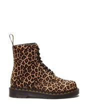 Lade das Bild in den Galerie-Viewer, DR. MARTENS 1460 PASCAL LIGHT TAN MINI LEO LIGHT TAN Bild 9