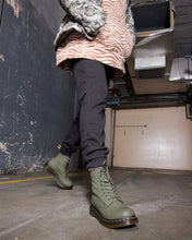 Lade das Bild in den Galerie-Viewer, DR. MARTENS 1460 PASCAL VIRGINIA KHAKI GREEN KHAKI GREEN Bild 2