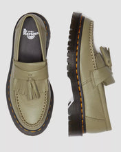 Lade das Bild in den Galerie-Viewer, DR. MARTENS ADRIAN VIRGINIA TASSEL LOAFER MUTED OLIVE OLIVE CARRARA Bild 3