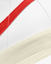 Lade das Bild in den Galerie-Viewer, NIKE BLAZER MID '77