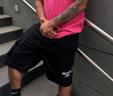 Lade das Bild in den Galerie-Viewer, KARL KANI RETRO WASHED CARGO SHORTS BLACK