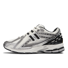 Lade das Bild in den Galerie-Viewer, NEW BALANCE 1906R SILVER METALLIC / BLACK / SEA SALT Bild 10