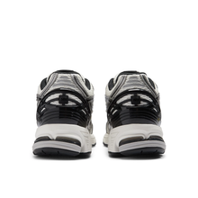 Lade das Bild in den Galerie-Viewer, NEW BALANCE 1906R SILVER METALLIC / BLACK / SEA SALT Bild 7