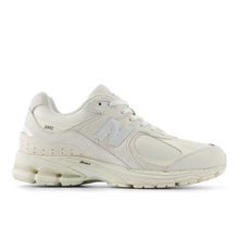 Lade das Bild in den Galerie-Viewer, NEW BALANCE 2002R SEA SALT / SILVER METALLIC Bild 1