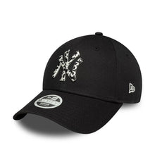 Lade das Bild in den Galerie-Viewer, NEW ERA 9FORTY WOMEN MLB ANIMAL INFILL CAP NEW YORK YANKEES BLACK Bild 1