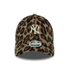 Lade das Bild in den Galerie-Viewer, NEW ERA COSY ANIMAL 9FORTY WOMEN CAP NEW YORK YANKEES LIGHT BEIGE Bild 2