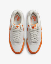Lade das Bild in den Galerie-Viewer, NIKE AIR MAX 1 LIGHT BONE/ MAGMA ORANGE-NEUTRAL GREY Bild 5