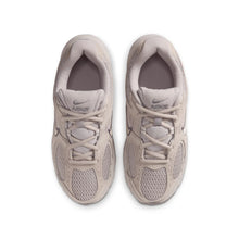 Lade das Bild in den Galerie-Viewer, NIKE V5 RNR SUEDE GS MOON PARTICLE/LT OREWOOD BRN Bild 3
