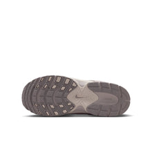 Lade das Bild in den Galerie-Viewer, NIKE V5 RNR SUEDE GS MOON PARTICLE/LT OREWOOD BRN Bild 5