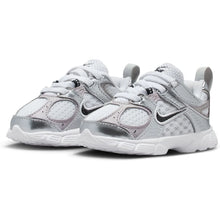 Lade das Bild in den Galerie-Viewer, NIKE V5 RNR TODDLER WHITE/BLACK-VAST GREY-COLLEGE Bild 2