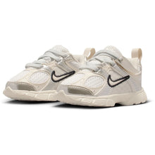Lade das Bild in den Galerie-Viewer, NIKE V5 RNR TODDLER SUMMIT WHITE/LT OREWOOD BRN-SA SUMMIT WHITE/LT OREWOOD BRN-SA Bild 2