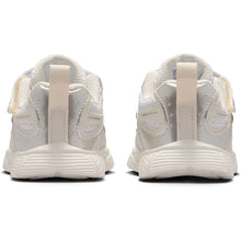 Lade das Bild in den Galerie-Viewer, NIKE V5 RNR TODDLER SUMMIT WHITE/LT OREWOOD BRN-SA SUMMIT WHITE/LT OREWOOD BRN-SA Bild 5