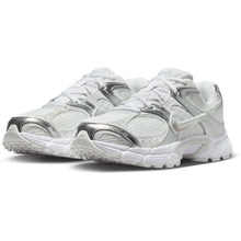 Lade das Bild in den Galerie-Viewer, NIKE W V5 RNR WHITE/METALLIC SILVER-MTLC PLA WHITE/METALLIC SILVER-MTLC PLA Bild 2