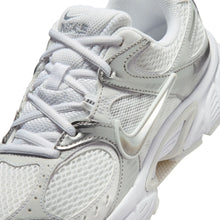 Lade das Bild in den Galerie-Viewer, NIKE W V5 RNR WHITE/METALLIC SILVER-MTLC PLA WHITE/METALLIC SILVER-MTLC PLA Bild 3
