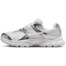 Lade das Bild in den Galerie-Viewer, NIKE W V5 RNR WHITE/METALLIC SILVER-MTLC PLA WHITE/METALLIC SILVER-MTLC PLA Bild 8