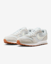 Lade das Bild in den Galerie-Viewer, NIKE WMNS MD RUNNER PHOTON DUST/SAIL-WHITE-GUM MED Bild 2