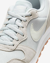 Lade das Bild in den Galerie-Viewer, NIKE WMNS MD RUNNER PHOTON DUST/SAIL-WHITE-GUM MED Bild 3